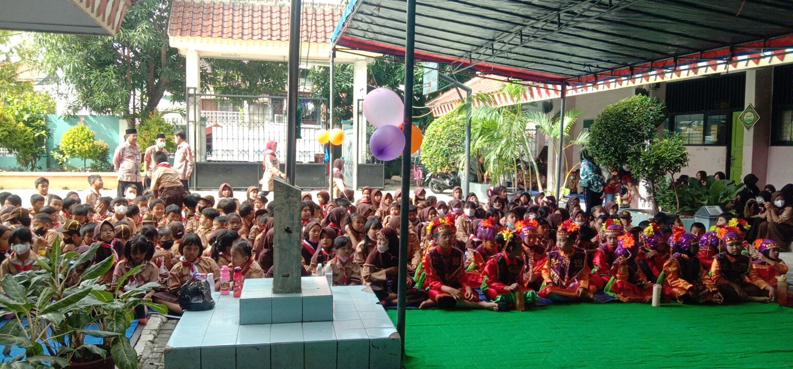 KETUPAT BETAWI : Ketemu Pemustaka Bareng Team Wisata Literasi Di SDN Cempaka Baru 03 Pagi